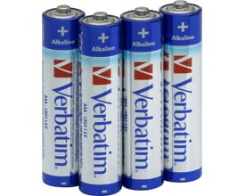 Fire blå og hvite Verbatim Premium alkaline-batterier i AAA-størrelse med synlige plusspoler.