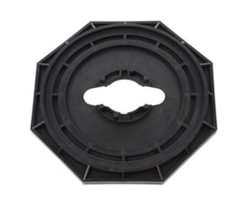 Isiflo universel bæreplade i sort genbrugsplast til gadedæksler med et ottekantet design og centreret udskæring.