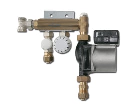 Pettinaroli minishunt med UPM3 15/50 pumpe og 20 mm PEX fittings til én kreds, vist med messing og sort pumpehus på hvid baggrund.