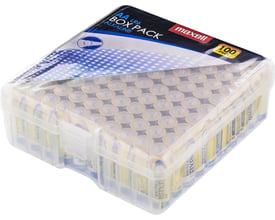 Maxell alkaliske batterier i LR06/AA-format og 1,5 V ligger i en gjennomsiktig oppbevaringseske, sett skrått ovenfra.
