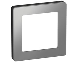 LK FUGA Pure designramme til 1 modul i børstet stål med sort bagkant på neutral baggrund.