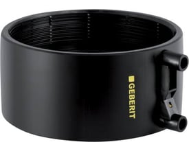 Svart Geberit PEH EL-sveisemuffe på 50 mm sett skrått fra siden med synlige sveisetilkoblinger.