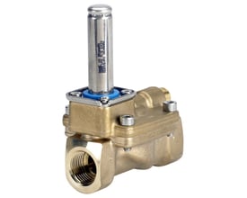 Nærbillede af Danfoss EV220BW magnetventilen, med tydelig gengivelse af messingmateriale og G 1/2 gevindtilslutning.