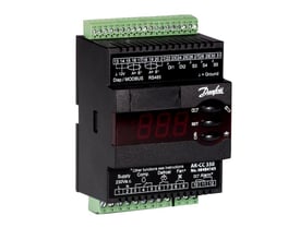 Danfoss AK-CC 350 kjøleapparatstyring i svart kapsling med display og grønne tilkoblingsklemmer, sett skrått forfra.