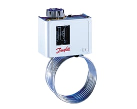 Danfoss KP61 termostat med grå drejeknap og tydeligt temperaturområde fra -30 til 15 grader Celsius.