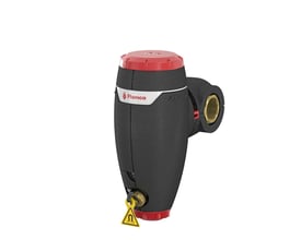 Flamco XStream smussutskiller på 1 1/4 tomme med svart isolasjon, rød topp og synlig messinggjenge sett skrått forfra.
