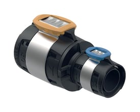 Geberit FlowFit reduktion i sort PPSU med orange og blå koblingsklips, viser 50mm og 32mm dimensioner.
