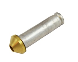 Danfoss Dyse 03 til T2/TE2 flare-tilkobling sett skrått fra siden med sølvfarget kropp og messingfarget konisk ende.