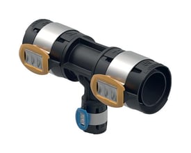 Geberit FlowFit T-stykke 50x25x50mm i sort PPSU med blå og orange clips, vist fra siden med fokus på de metalbåndede samlinger.
