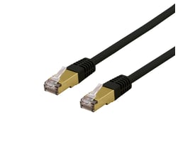 DELTACO S/FTP Cat6a patch kabel på 1,5 meter i sort, med guldbelagte stik på hvid baggrund.