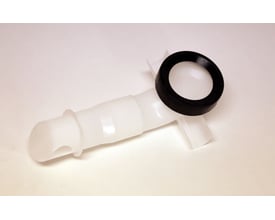 Ifö Spira vandfordeler til gulvtoilet i hvid plast med sort pakning, isoleret på hvid baggrund.