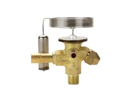 Danfoss TEN2 termostatisk ekspansjonsventil for R134a sett fra siden med messinghus, føler og opprullet kapillarrør.