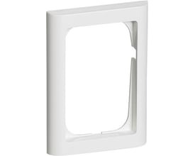 LK FUGA Softline 63 ramme i hvid plast med afrundede kanter og en 1½ modul åbning.