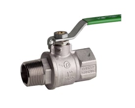 Nærbillede af Pettinaroli Kuglehane Eco med 3/4" nippelgevind og grønt stålgreb, fremstillet i messing.