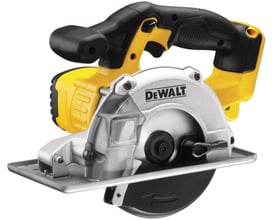 DeWalt 18V metalrundsav med 43mm klingediameter og robust stålsko, vist med gult og sort ergonomisk håndtag.