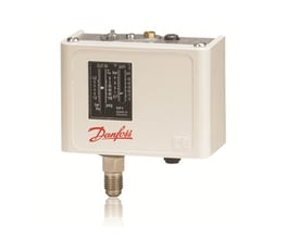 Danfoss KP 1-pressostat i lyst kabinett med trykktilkobling nederst, for trykkområdet -0,2 til 7,5 bar.