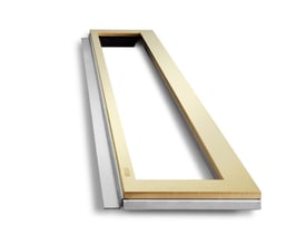 Unidrain Highline Colour ramme i messingfinish, 1000 mm lang og 10 mm tyk, vist fra siden på hvid baggrund.