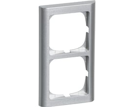 LK FUGA Softline 63 ramme i stålmetallic med to lodret placerede 1-moduls åbninger til el-installationer.