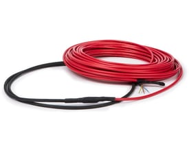 DEVI DEVIflex™ 18T varmekabel på 74 meter, med 1340W og 18W pr. meter i rød og sort farve.