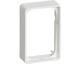 LK FUGA Baseline 50 forhøjet ramme i hvid, 1½ modul, med 21 mm dybde, vist i trekvart perspektiv på hvid baggrund.