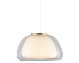 Nordlux Jelly pendel med messing top og klar ydre glas over hvid indre skærm, isoleret på hvid baggrund.