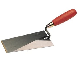 Eskimo monieske på 120 x 160 mm med robust metalblad og et klassisk rødt træhåndtag.