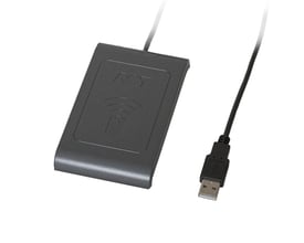 Vanderbilt ACT-USB MIFARE/PROX-bordleser for adgangskontroll med svart leser og tilkoblet USB-kabel.