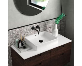 Damixa Silhouet indbygningsarmatur i mat sort monteret på væggen over et hvidt håndvask. Vandhanen har en 180 mm tud og et enkelt greb.