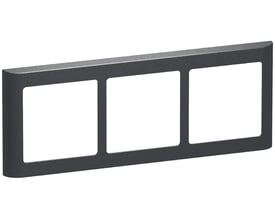 LK FUGA Soft 63 vandret designramme i koksgrå med plads til tre moduler, vist med en let tekstureret overflade.