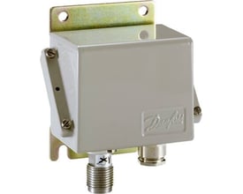 Danfoss CAS pressostat med et kompakt og robust design, monteret på en gylden metalplade med to skruer.