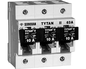 Niko Tytan serie 3-polet gruppesikringsskab med 10A sikringsskuffer og synlig kontaktstilling.