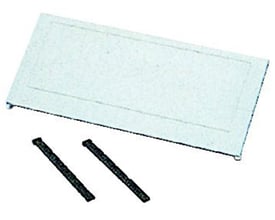 Oversigtsbillede af Fibox blindflange type 320 i grå polyesterglasfiber og to sorte monteringsskruer.