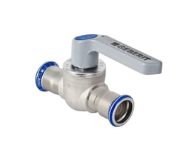 Geberit Mapress kuleventil på 15 mm med grått L-håndtak og to pressmuffer med blå kant, sett skrått forfra.