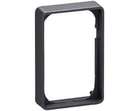 LK FUGA Baseline 50 forhøjet ramme i koksgrå, 1½ modul og 50mm bred, vist med en ensfarvet hvid baggrund.