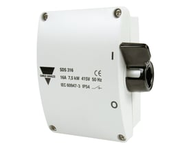 Carlo Gavazzi SDS316 sikkerhedsafbryder i grå og sort med 16A, 3P+N+J og IP54, klar til udendørs brug.