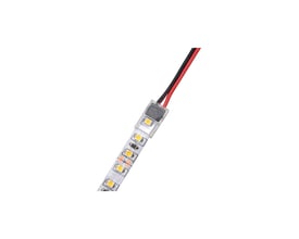 Nærbillede af en løs ledning monteret på en 8mm LED-strip, viser tilslutningsstykket med sorte og røde ledere.