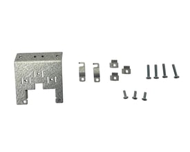 Danfoss afkoblingsplade monteringskit MA02c med metalplade, kabelklemmer, U-terminaler og skruer isoleret på hvid baggrund.