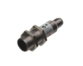 Carlo Gavazzi EO1804PPAS-1 fotoelektrisk sensor med M18-gjenge, vist skrått forfra med metallhus og svart sensorflate.