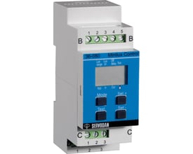 Niko Minilux Control med display, 230V lysstyringsenhed med LCD-skærm og betjeningsknapper monteret på DIN-skinne.