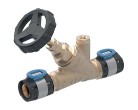 Geberit FlowFit afspærringsventil 32mm i rødgods med sort plast håndhjul og blå koblingsdetaljer, vist på hvid baggrund.