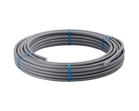 Et gråt Geberit FlowFit ML rør på 25mm er rullet op i en cirkulær form, fastholdt af blå bånd.