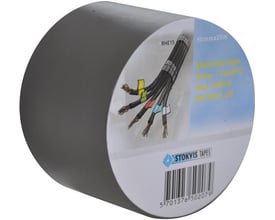 Stokvis PVC tape i grå, 50 mm x 20 m, med mærkning der viser elektriske kabler og godkendelser.