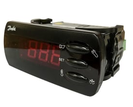Danfoss EKC 202D kjølestyring for 230 V med fire reléer, svart front med rødt display og tre betjeningsknapper.