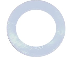 Hvid planskive i nylon, model DIN 125A, med udvendig diameter på 12 mm og indvendig diameter på 6,4 mm.