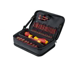 Åbent sort Wiha værktøjssæt med 32 dele til el-arbejde, vist i tasken med skruetrækkere og toppe.