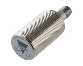 Carlo Gavazzi induktiv M30 PNP NO-sensor med 15 mm deteksjonsavstand, sett skrått med riflet metallhus og gjengestuss.