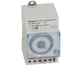 Legrand MicroRex3 T31 analogt døgnur med 230V spænding, monteret på DIN-skinne og med klar beskyttelseskappe over urskiven.