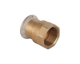 Geberit Mapress kobberovergang, 18 mm x ¾", sett skrått med pressmuffe og innvendige gjenger.