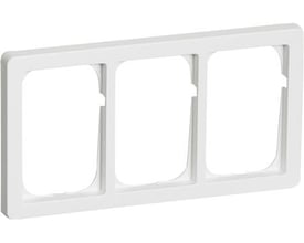 Hvid Lauritz Knudsen FUGA Baseline 63 vandret tripel ramme med plads til 3x1½ modul indsatser, sat på hvid baggrund.