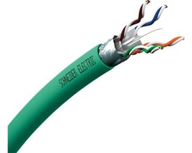 Schneider Electric Cat 6 F/UTP netværkskabel med grøn halogenfri yderkappe, vist med de afskårne ender, der afslører ledere.